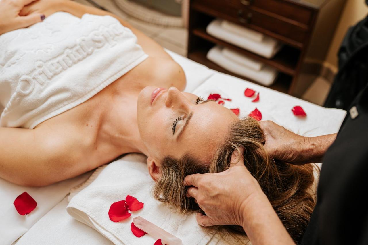 Hotel Botanico Y Oriental Spa Garden Puerto de la Cruz  Exterior foto A woman receiving a head massage
